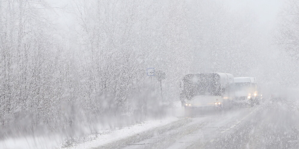 Из-за снега и обледенения осложнена обстановка на дорогах Курземе и Земгале
