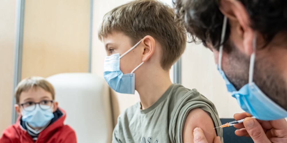 Bērniem no 5 līdz 11 gadiem saīsina intervālu starp pirmo un otro vakcīnas devu