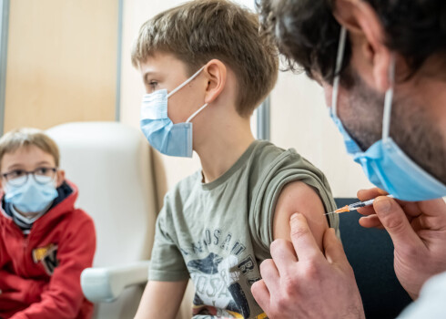 Bērniem no 5 līdz 11 gadiem saīsina intervālu starp pirmo un otro vakcīnas devu