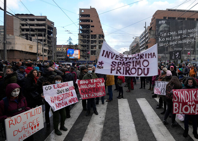 Vides aizstāvju protesti piespiež Serbijas valdību anulēt "Rio Tinto" licences litija ieguvei