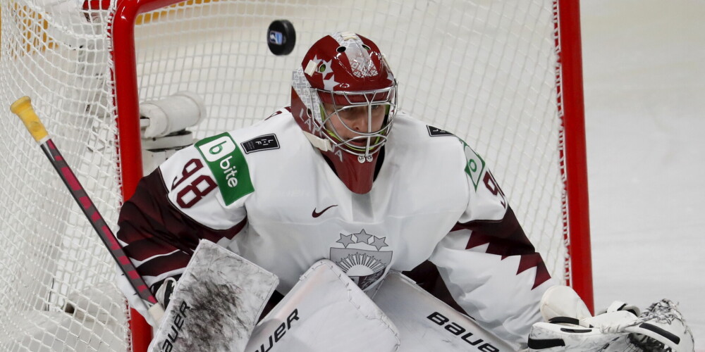 Jānis Kalniņš zaudējumā Zviedrijas hokeja čempionātā tiek nomainīts pēc četriem ielaistiem vārtiem