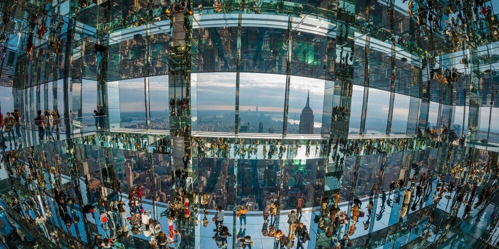 ФОТО: прозрачная инсталляция на вершине небоскреба в Нью-Йорке сведет с ума любого