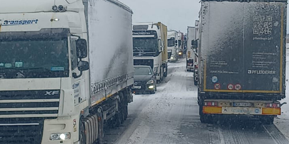 Uz automaģistrāles "Via Baltica" sniega un avāriju dēļ paralizēta satiksme 55 kilometru garā posmā