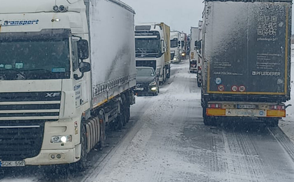 Traffic on the Via Baltica motorway has been paralyzed due to snow and accidents for 55 kilometers