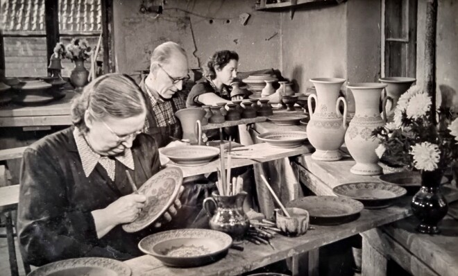 Tā Rīgas porcelāna rūpnīcā apgleznoja traukus.