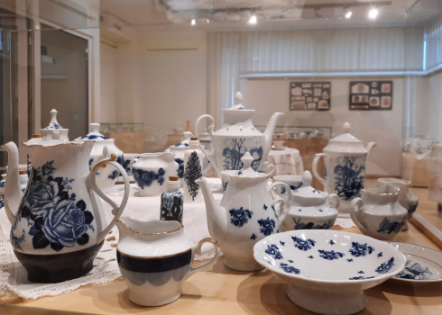 Ieskats izstādē "Porcelāns. Forma. Krāsa. Raksts". Ķekavas novadpētniecības muzejā.