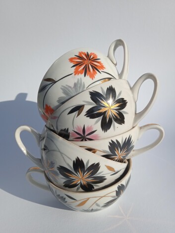 Košās krūzes no servīzes "Jūrmala". Formas autors Anatolijs Travņikovs. gleznojuma autore Aija Maruta Gulbe.