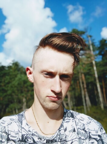 “Piesaistošs un mistisks materiāls,” par porcelānu saka kolekcionārs Teo Ralfs Jēkabsons.