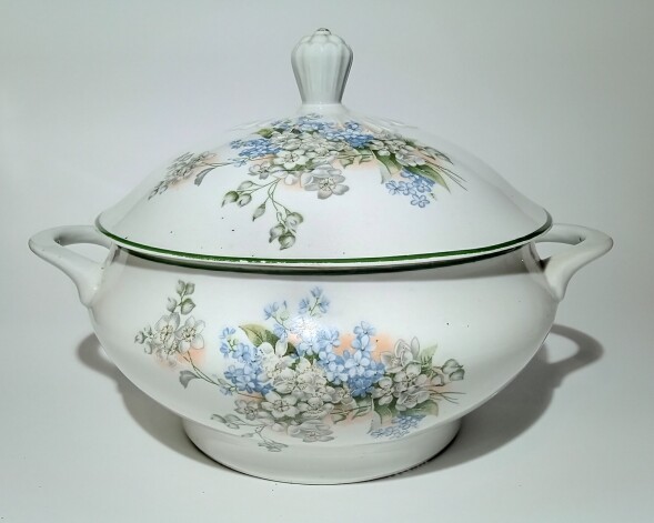 Rīgas porcelāna rūpnīcas terīne, tapusi 20. gadsimta 30. gados Kuzņecova fabrikā.