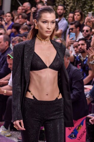 Белла Хадид на показе Versace, 2020