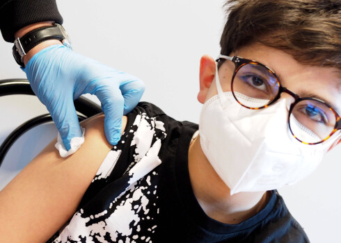 Lielajā vakcinācijas centrā pilotprojektā pret Covid-19 sapotēti 113 bērni
