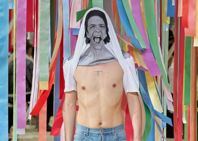 Фальшивое тело, светодиоды и декор со сливным отверстием