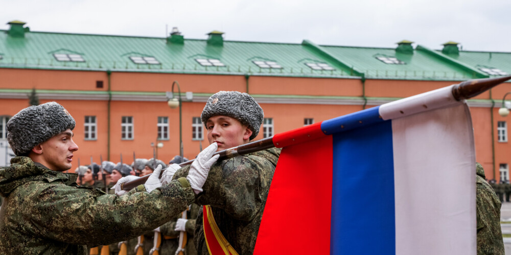 Krievijas “varenās” armijas personālu regulāri aplaupa reketieri