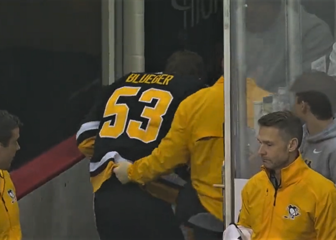 Bļugers pamet laukumu ar asiņojošu seju; pretinieks sodu nesaņem