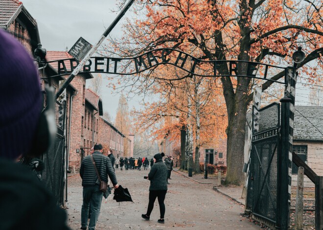 Tūriste sodīta par nacistu sveicienu bijušajā Aušvicas koncentrācijas nometnē