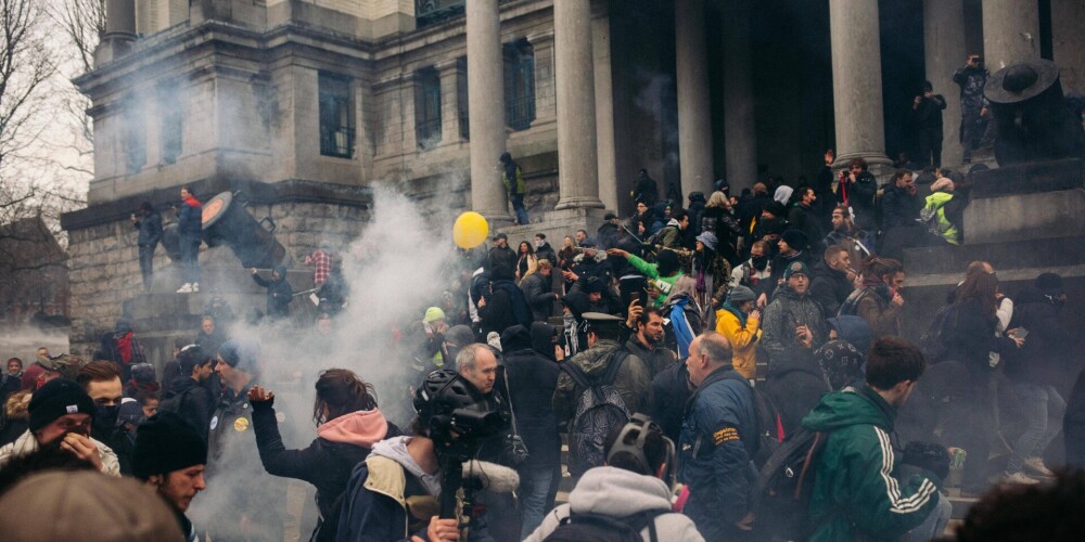 Briselē protestos pret Covid-19 ierobežojumiem aizturēti vairāki nekā 200 cilvēki