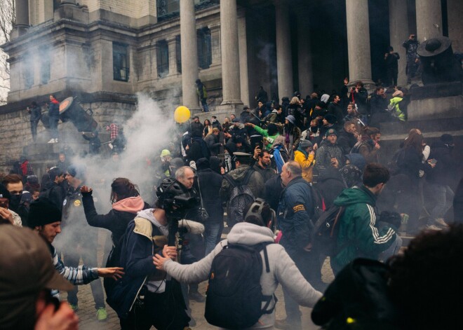 Briselē protestos pret Covid-19 ierobežojumiem aizturēti vairāki nekā 200 cilvēki