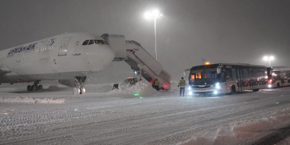 Sniegputeņa dēļ slēgta Stambulas lidosta; sagruvis kravu termināļa jumts