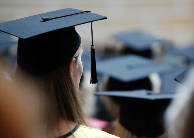 Pieaudzis uzņemto un absolvējušo studentu skaits