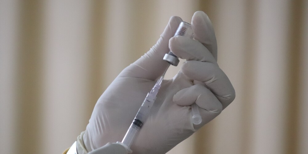 Latvija saņems jaunu Covid-19 vakcīnu. Cerība, ka tā radīs interesi skeptiskajā sabiedrības daļā