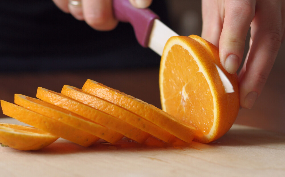 VIDEO: eksperiments - vai ar apelsīnu var “uzmeistarot” pozitīvu Covid-19 testu?