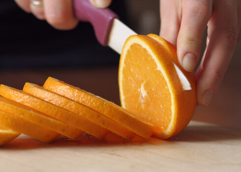 VIDEO: eksperiments - vai ar apelsīnu var “uzmeistarot” pozitīvu Covid-19 testu?