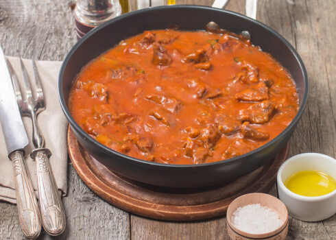 Sutināta cūkgaļa tomātu mērcē