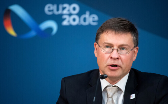 "Sūdzības iesniegšana PTO nav viegls lēmums," norāda ES tirdzniecības komisārs Valdis Dombrovskis.