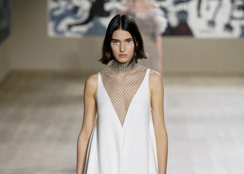 Pērlītēm izšūtas kleitas, kombinezoni, neitrāli toņi: "Dior" izrāda jaunāko kolekciju Parīzes modes nedēļā