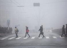 Gājēju pāreja pie Rīgas Centrālās dzelzceļa stacijas.