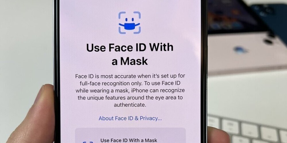 Apple добавила возможность разблокировать iPhone лицом в маске