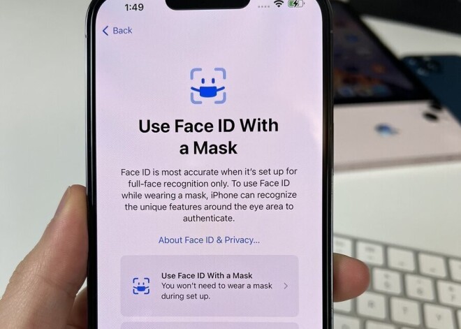 Apple добавила возможность разблокировать iPhone лицом в маске