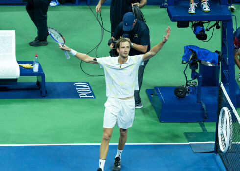 "Ты тупой? Ты просто ужасен": российский теннисист обрушился на арбитра в полуфинале Australian Open