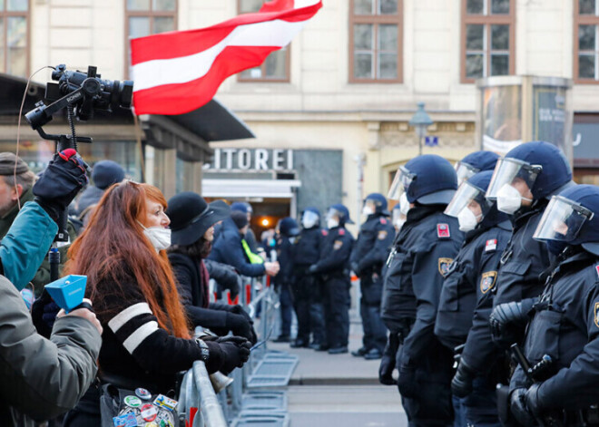 Austrijas drošībnieki satraukti, jo valstī ieradušies radikalizēti Covid-19 vakcinācijas pretinieki