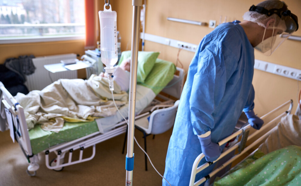 Slimnīcās ievietoto Covid-19 pacientu skaits pietuvojies 800 robežai