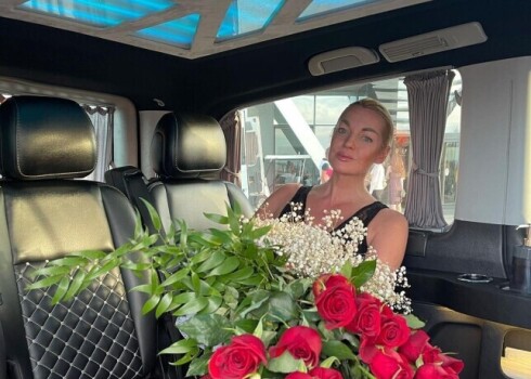 "Зажали цветы": Анастасия Волочкова закатила истерику на шоу "Пусть говорят"