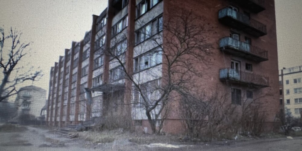 "Это какой-то притон!": заброшенный дом в Вецмилгрависе годами досаждает местным жителям