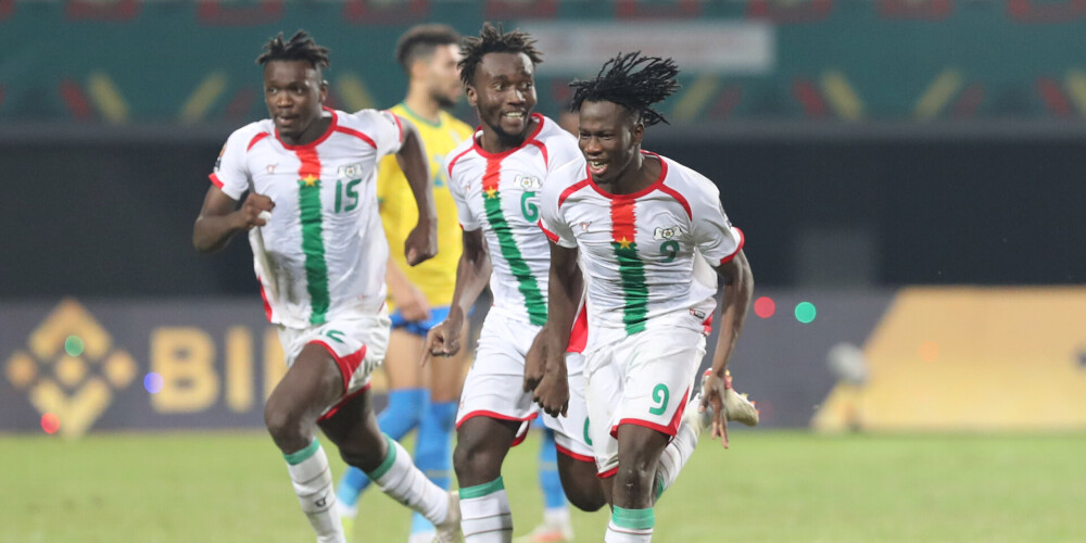 Burkinafaso futbolisti pievienojas Kamerūnai Āfrikas Nāciju kausa pusfinālā