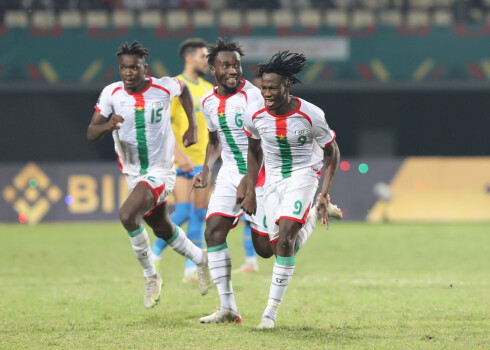 Burkinafaso futbolisti pievienojas Kamerūnai Āfrikas Nāciju kausa pusfinālā