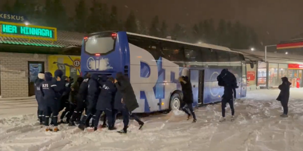 Šonakt pie Saulkrastiem apgāzies autobuss: avārijā iekļuvis Latvijas futbola klubs RFS