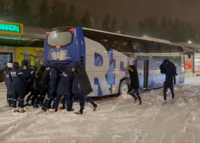 Šonakt pie Saulkrastiem apgāzies autobuss: avārijā iekļuvis Latvijas futbola klubs RFS