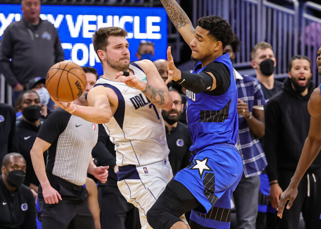 "Mavericks" bez Porziņģa zaudē "Magic"; Dončičam "triple-double"