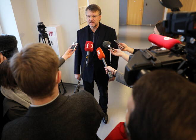 Apsūdzētais - politiķis Ainārs Šlesers pēc  tiesas sēdes, kurā pasludināja spriedumu tā dēvētajā otrajā digitālās televīzijas krimināllietā.