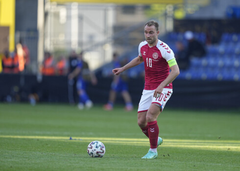 Dānijas futbola izlases pussargs Kristians Ēriksens.