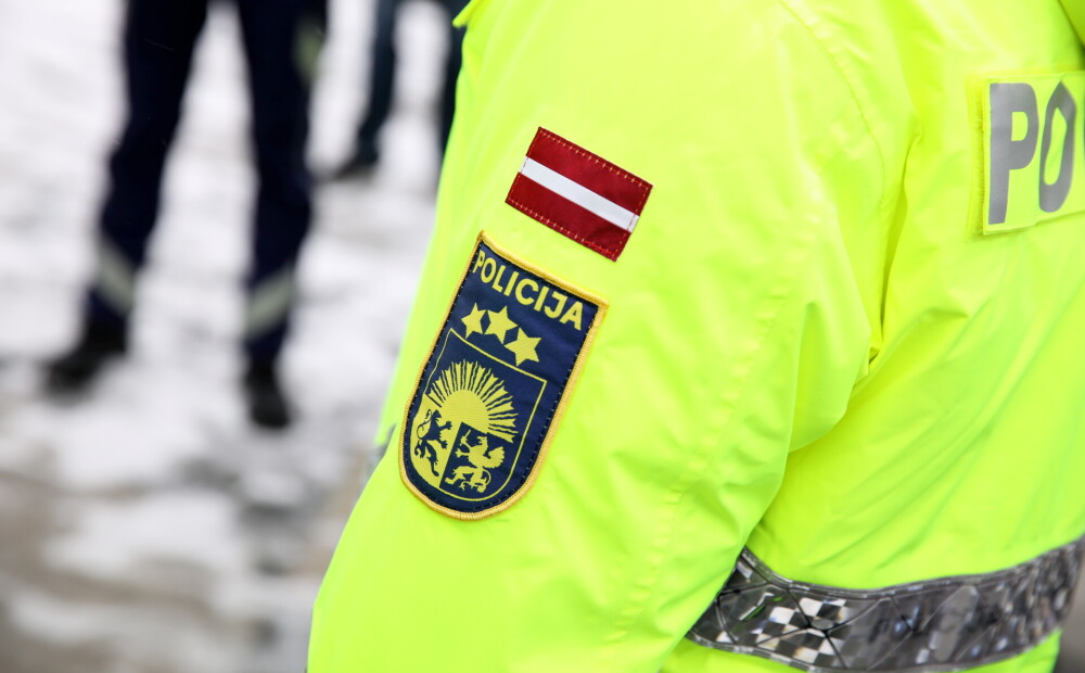 Policija Rīgā konstatē vairāk nekā 60 jauniešu pulcēšanos un narkotikas