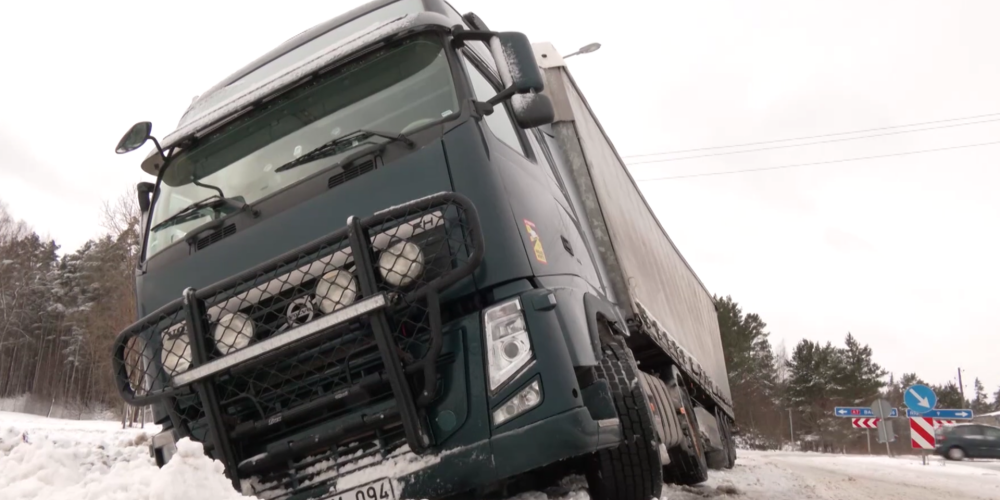 "Если выехать из Латвии, зима неожиданно отступает!": водители в ужасе от состояния местных дорог