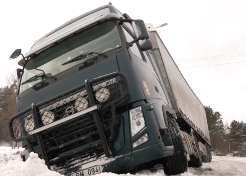 "Если выехать из Латвии, зима неожиданно отступает!": водители в ужасе от состояния местных дорог
