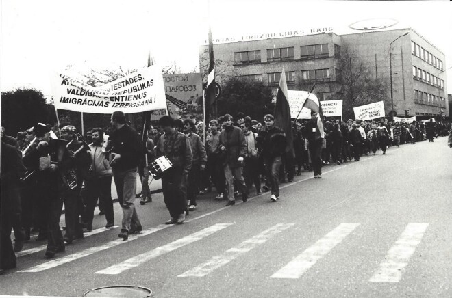 1988. gada 26. novembris Liepāja, Rožu laukums, mītiņš “Par tiesisku valsti” (no izstādes Liepājas muzeja dārzā).