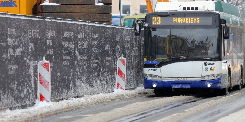 Satekles ielā uz biznesa centra būvniecības laiku gājējiem vieta vairs nav atstāta. Tomēr ik pa laikam uzrodas "varoņi", kuri sev redz vietu starp žogu un trolejbusu.
