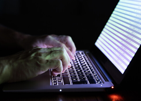 В прошлом году ущерб населения Латвии от мошенничества в киберпространстве составил более 14,6 млн евро